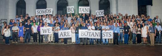 group of botanists holding up signs reading "we are botanists" in English and Spanish